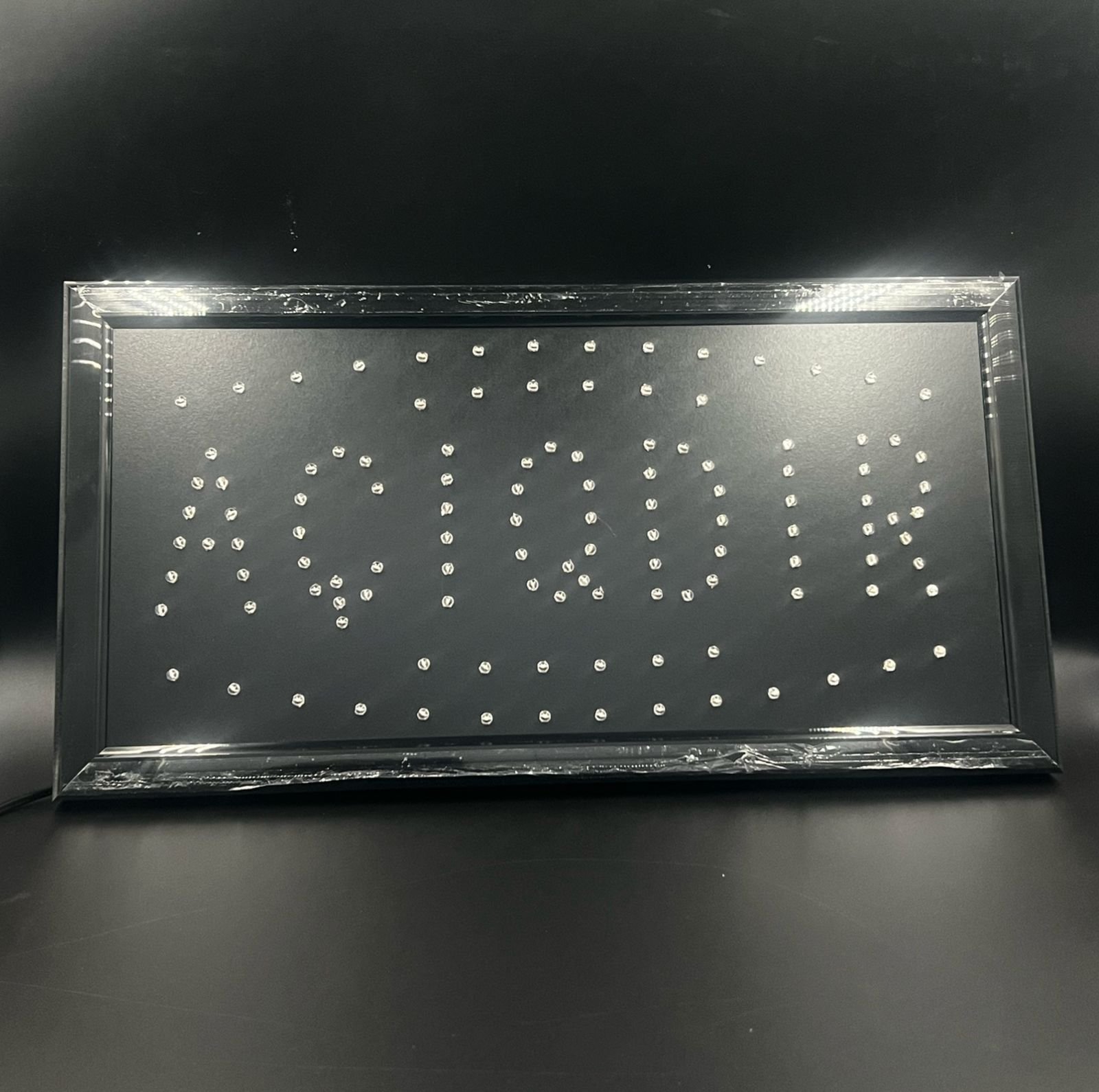 Sadə “Açıqdır” reklam lövhəsi