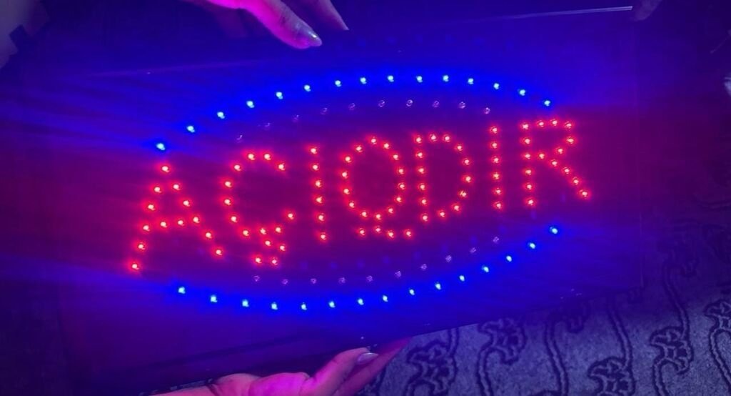 Sadə “Açıqdır” reklam lövhəsi